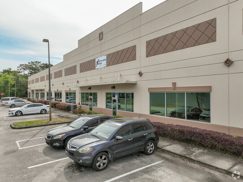 More Photos Of 2420 W Lynx Ln, Orlando Warehouse For Lease