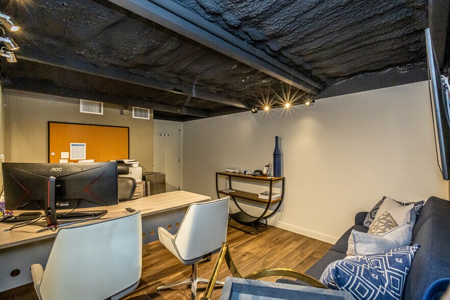 More Photos Of 302 Crossroads St, Laredo Office For Lease