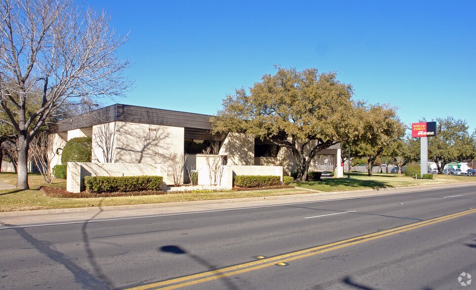 More Photos Of 4805 E Belknap St, Haltom City Bank For Lease