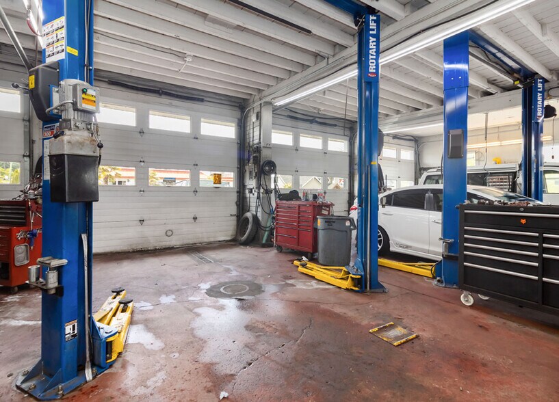 More Photos Of 9139 E Saanich Rd, North Saanich Auto Dealership For Sale