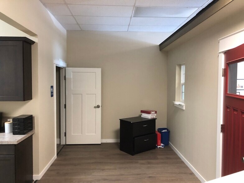 More Photos Of 2201 W Nob Hill Blvd, Yakima Freestanding For Lease