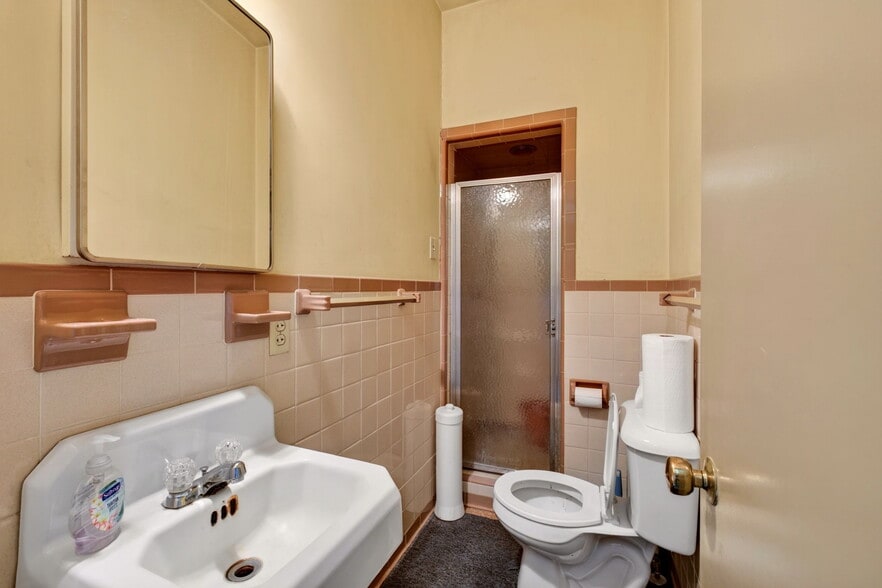 More Photos Of 162-166 N Main St, Broadway Office For Sale