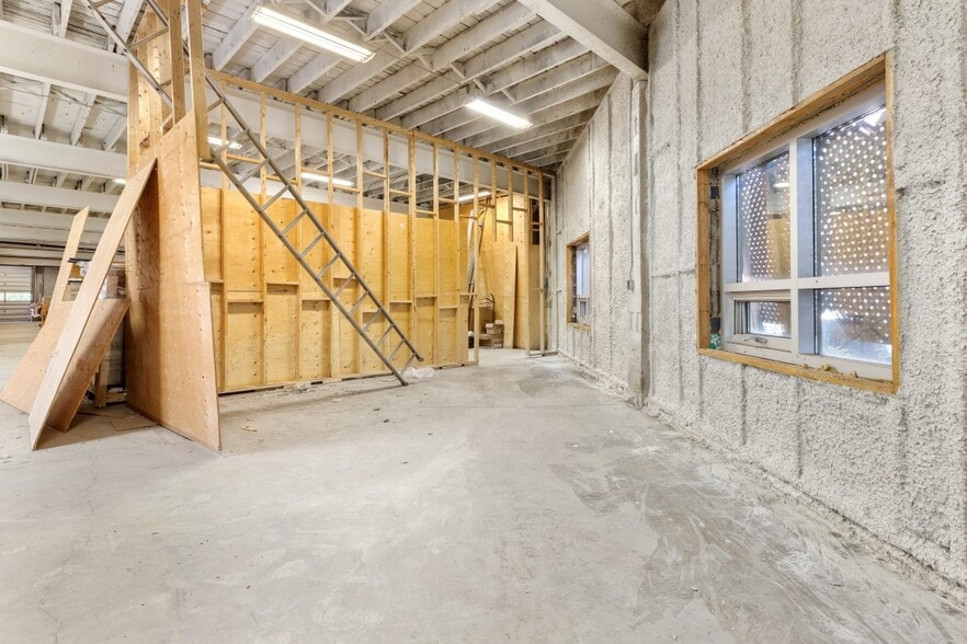 More Photos Of 255-257 Ste-anne Ave, Ottawa Warehouse For Lease