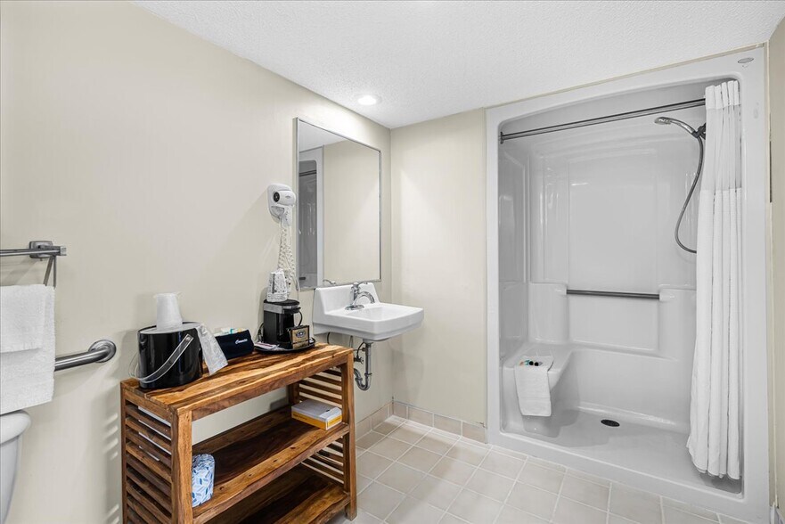 More Photos Of 182 Quillen Chapel Service Rd, Campton Hotel For Sale