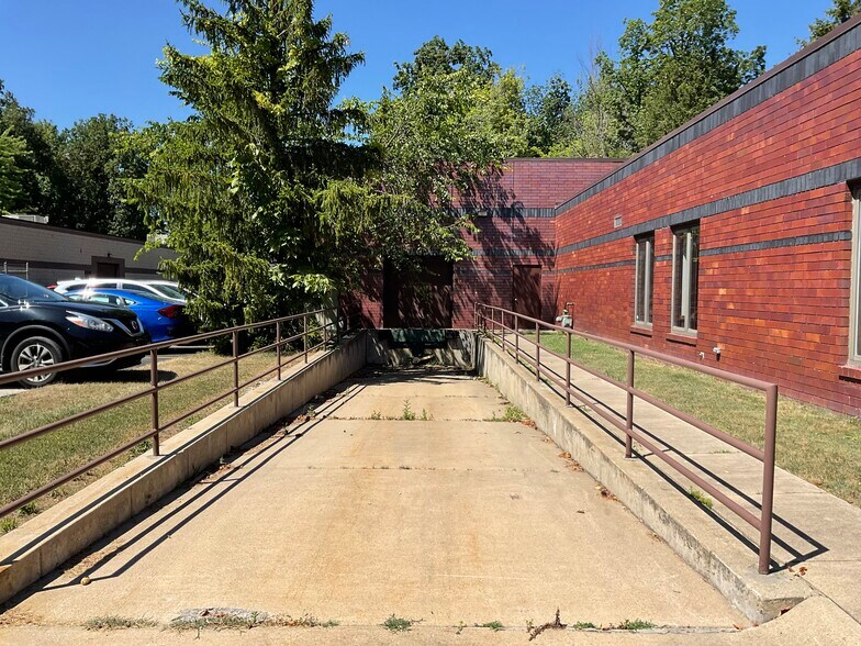 More Photos Of 38227 Western Pky, Willoughby Flex For Lease