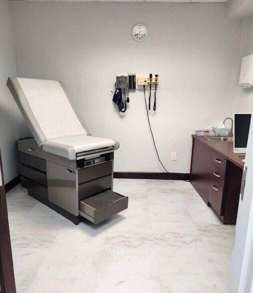 More Photos Of 225 Gordons Corner Rd, Manalapan Township Medical For Lease