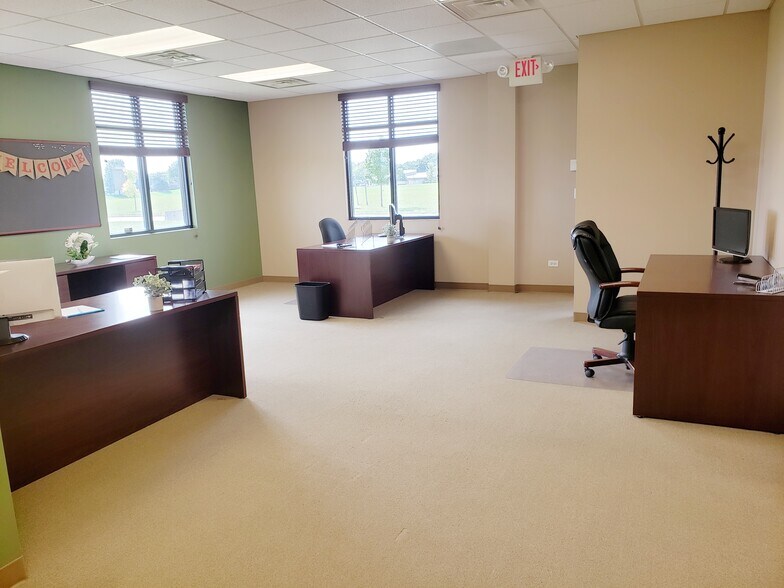 More Photos Of 16001-16009 Executive Dr, Crest Hill Office For Lease