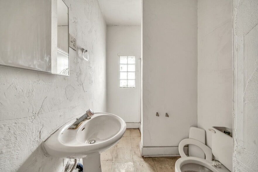 More Photos Of 1433 N 1st St, Phoenix General Retail For Lease