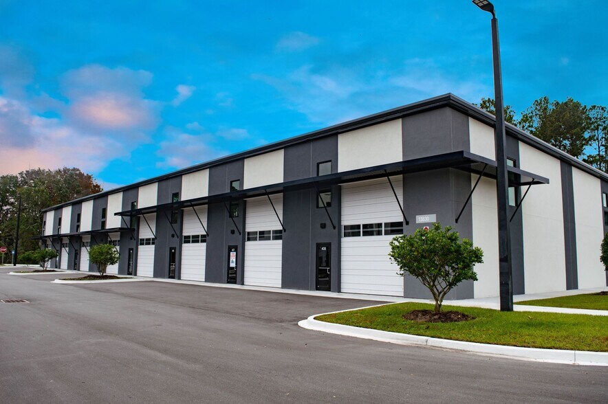 More Photos Of 13830 Gran Bay Pky, Jacksonville Self Storage For Lease