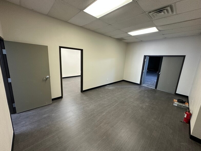 More Photos Of 800 S Locust St, Denton Storefront Retail Office For Lease