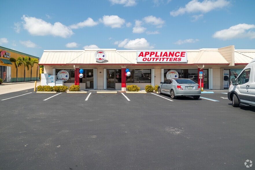 More Photos Of 11120 S Cleveland Ave, Fort Myers Freestanding For Lease