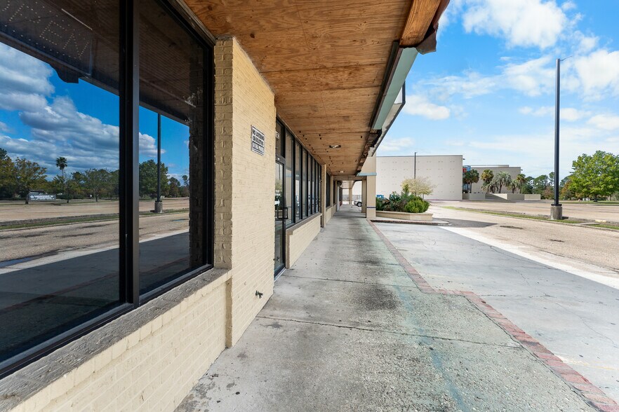More Photos Of 1962 O'Neal Ln, Baton Rouge Freestanding For Sale
