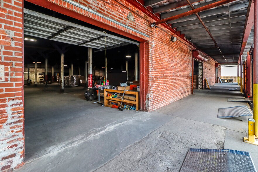 More Photos Of 827 Douglas Ave, Portsmouth Warehouse For Lease
