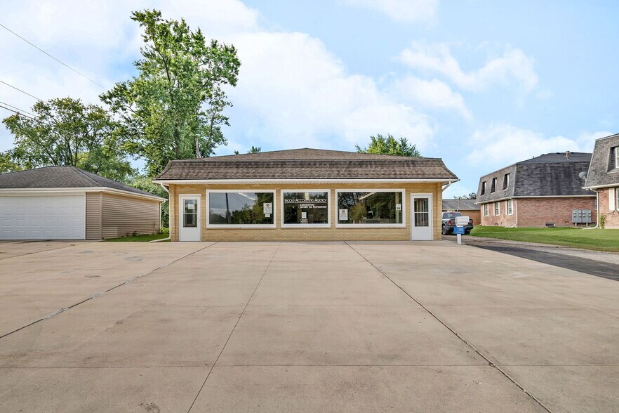 Primary Photo Of 1303 E Circle Dr, Streator General Retail For Sale