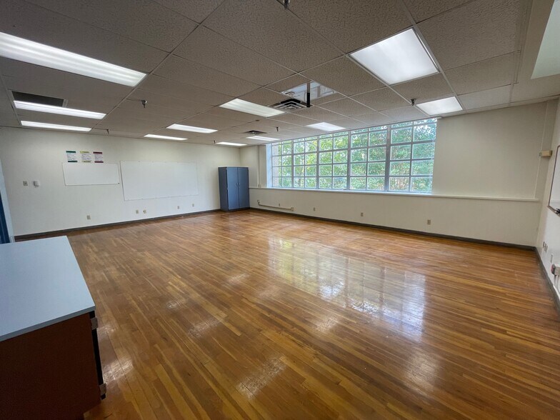 More Photos Of 216 E College St, Seguin Flex For Sale