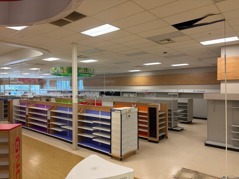 More Photos Of 52 Rockingham Rd, Derry Drugstore For Lease