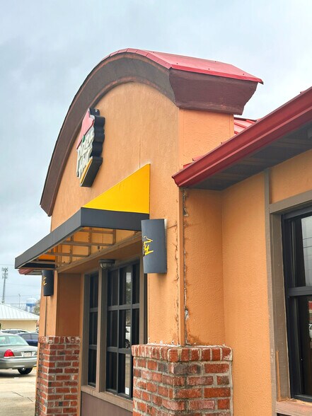 More Photos Of 635 E Admiral Doyle Dr, New Iberia Restaurant For Sale