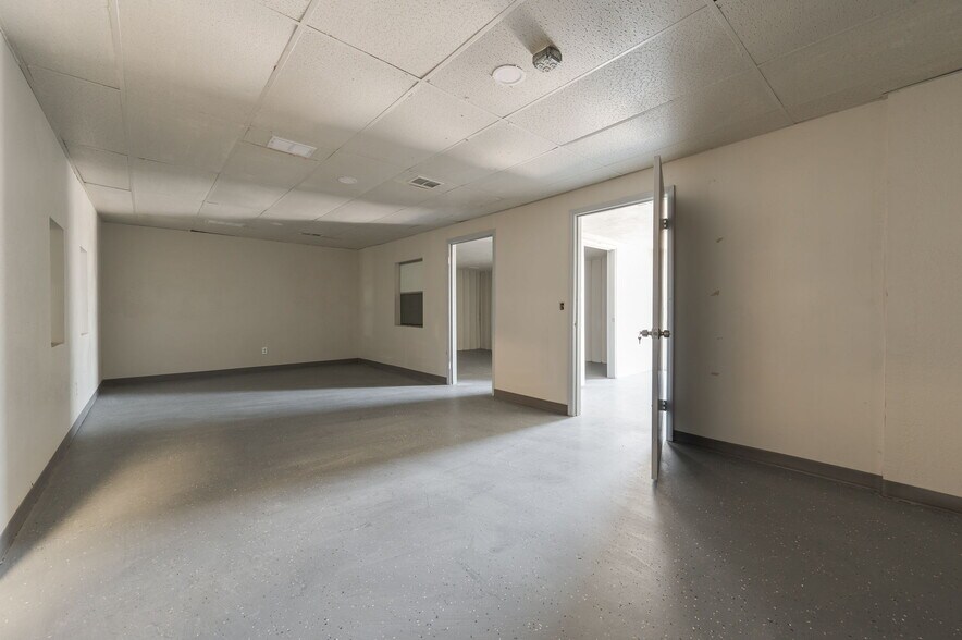 More Photos Of 3600 Valley Park Dr, El Reno Light Distribution For Lease