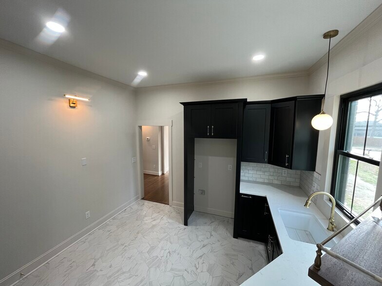 More Photos Of 700 Arlington Ave, Greenville Office For Sale