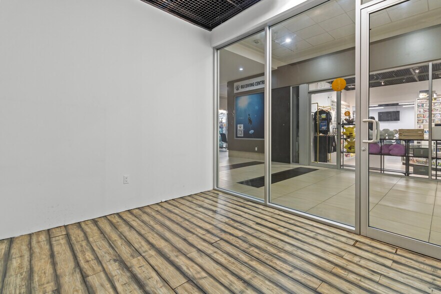 More Photos Of 384 Yonge St, Toronto Apartments For Sale