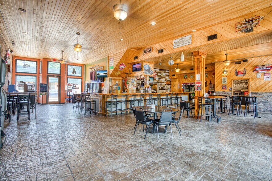 More Photos Of 3531 Wi-35, Maiden Rock Storefront Retail Residential For Sale