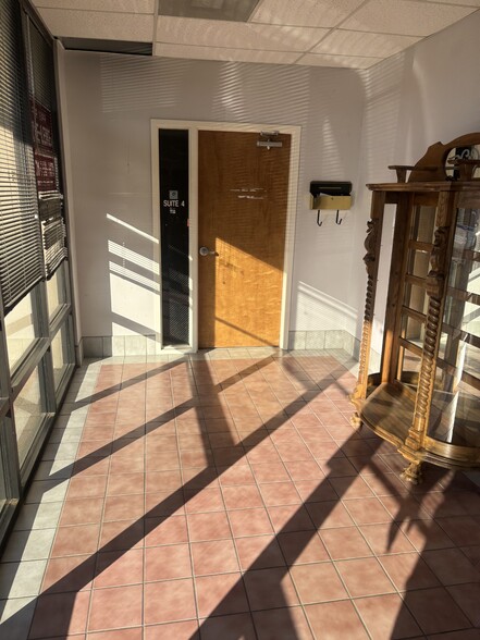 More Photos Of 5210 Pleasant View Rd, Memphis Showroom For Lease