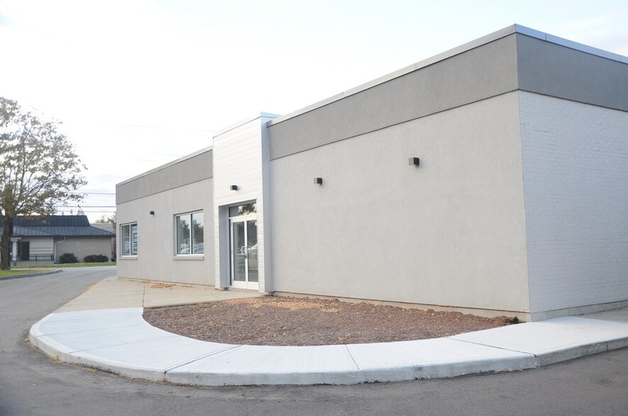 More Photos Of 2015 Robertson Rd, Ottawa Restaurant For Lease