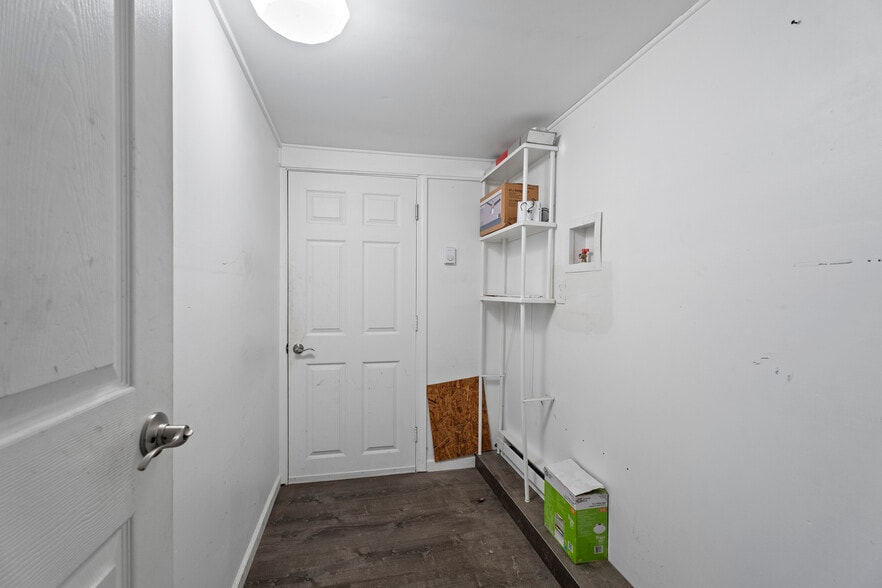 More Photos Of 264 Vauxhall St, New London Warehouse For Sale