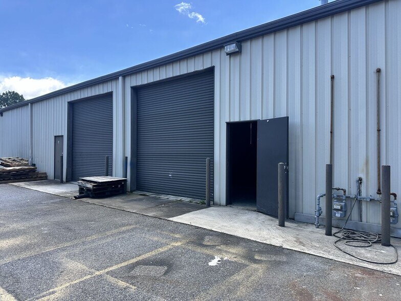 More Photos Of 6020 Parkway North Dr, Cumming Light Distribution For Lease