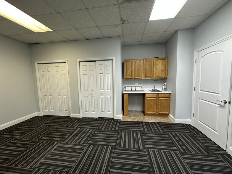 More Photos Of 4366 Victory Blvd, Staten Island Warehouse For Lease