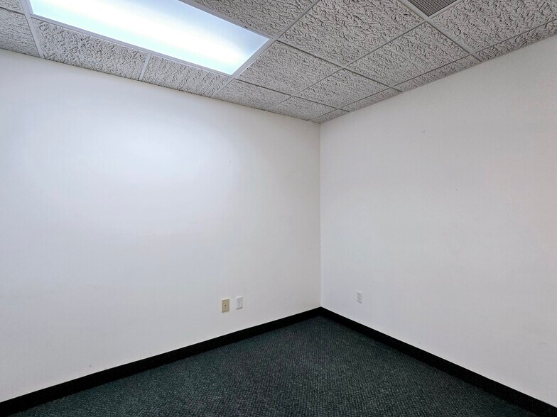 More Photos Of 5833 Pecan St, North Branch Office For Sale