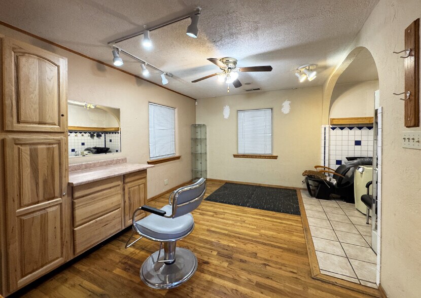 More Photos Of 700 Montano Rd NW, Albuquerque Freestanding For Sale