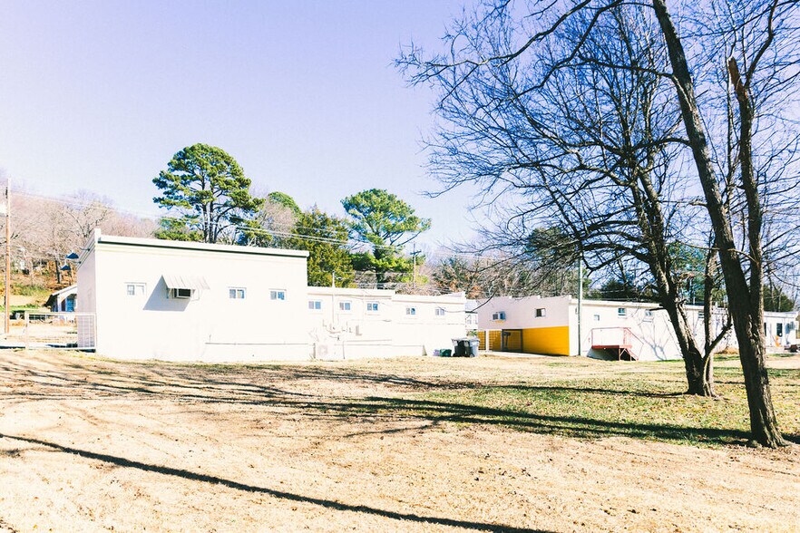 More Photos Of 649 E Huntsville Rd, Fayetteville Office For Lease