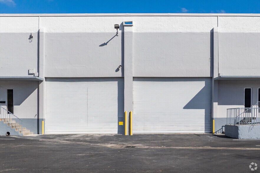More Photos Of 1601-1629 NW 82nd Ave, Doral Warehouse For Lease