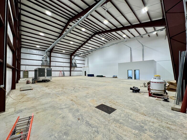 More Photos Of 5700 Eastside Parkway Dr, Gas City Light Distribution For Lease