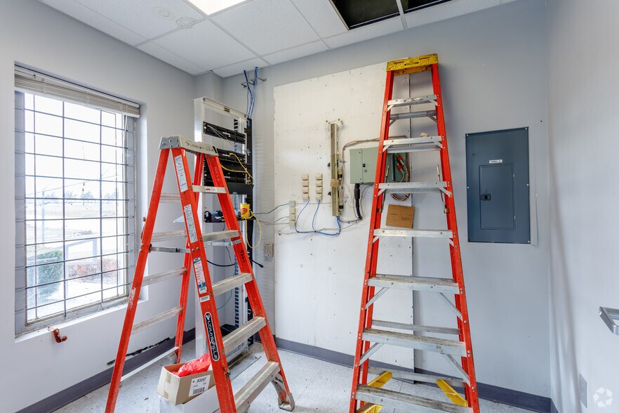 More Photos Of 11651 NW Ambassador Dr, Kansas City Distribution For Lease