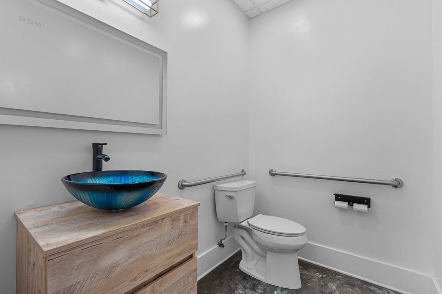 More Photos Of 13730 Cypress Terrace Cir, Fort Myers Medical For Sale