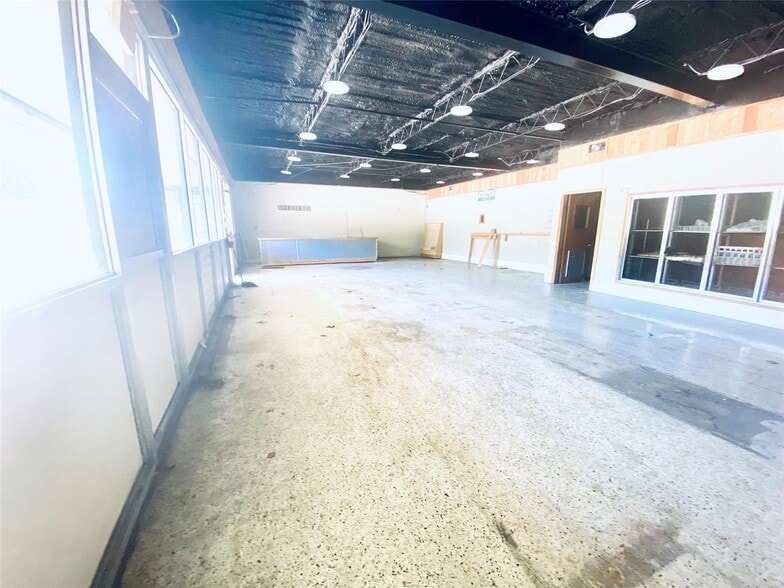 More Photos Of 1009 N Bowen Rd, Arlington Storefront For Sale