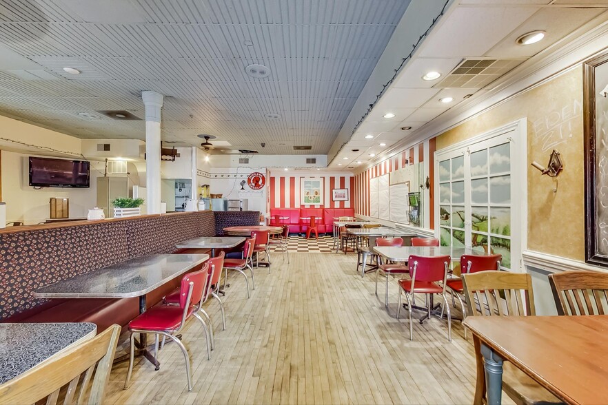 More Photos Of 1970 N Lincoln Ave, Chicago Storefront Retail Residential For Lease