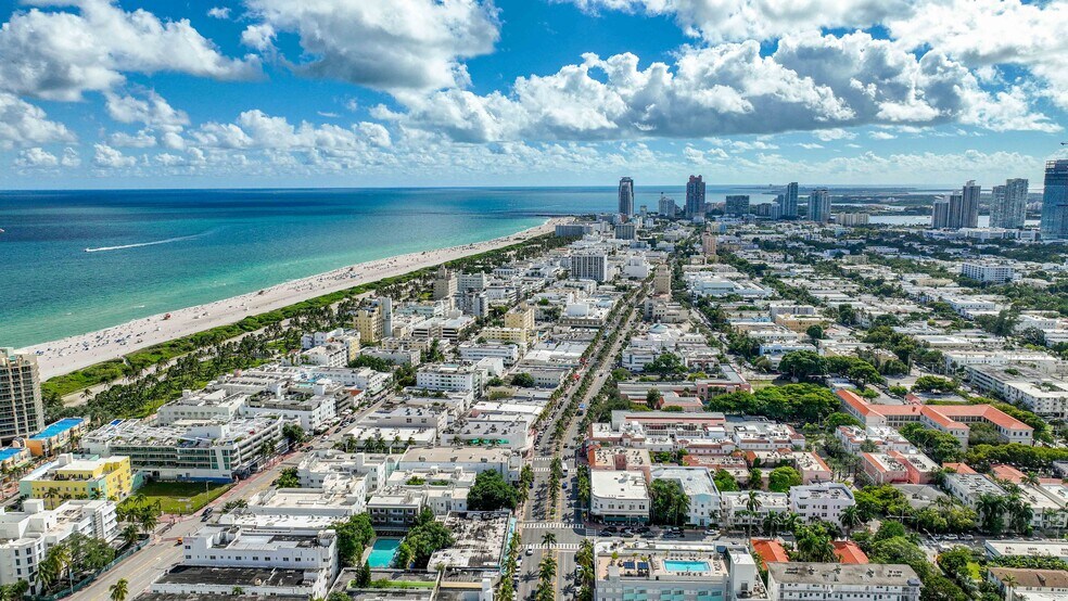 More Photos Of 220 Espanola Way, Miami Beach Storefront For Sale