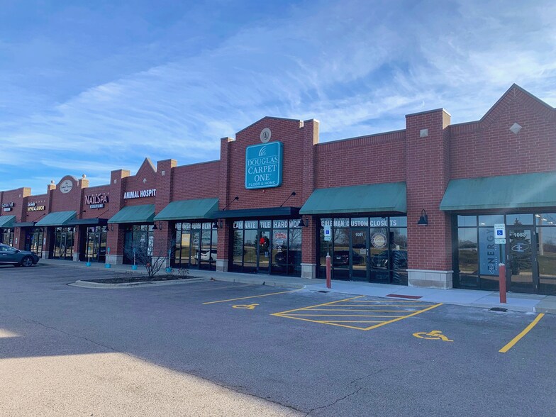 More Photos Of 1037-1061 W Orchard Rd, North Aurora General Retail For Lease