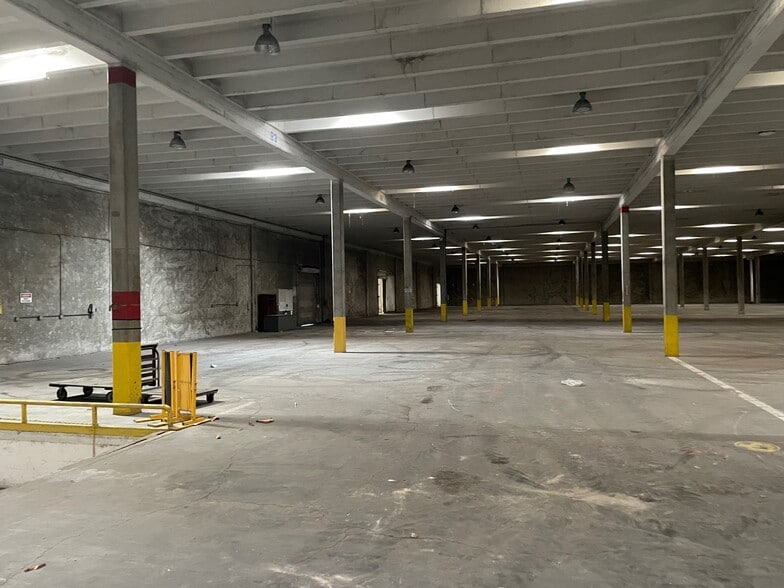 More Photos Of 6530 Leopard St, Corpus Christi Distribution For Lease