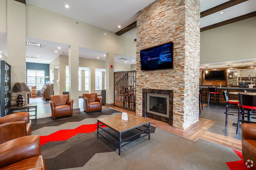 More Photos Of 900 W Lake Cook Rd, Buffalo Grove Hotel For Sale