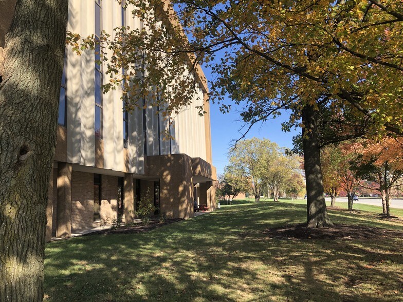 More Photos Of 9102 N Meridian St, Indianapolis Office For Lease