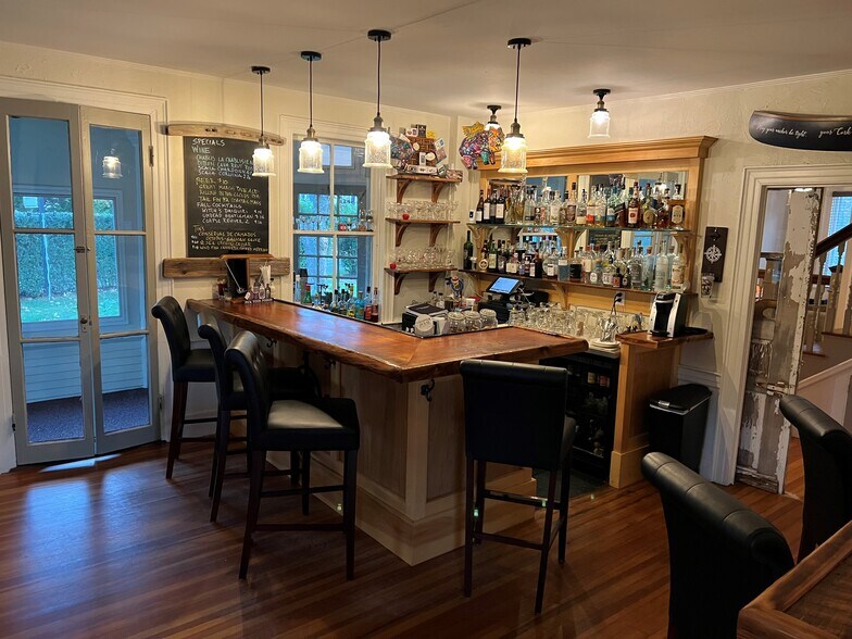 More Photos Of 277 Route 6A, Yarmouth Port Hotel For Sale