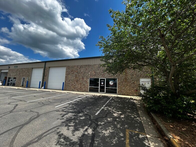 More Photos Of 21 Perchwood Dr, Fredericksburg Showroom For Lease