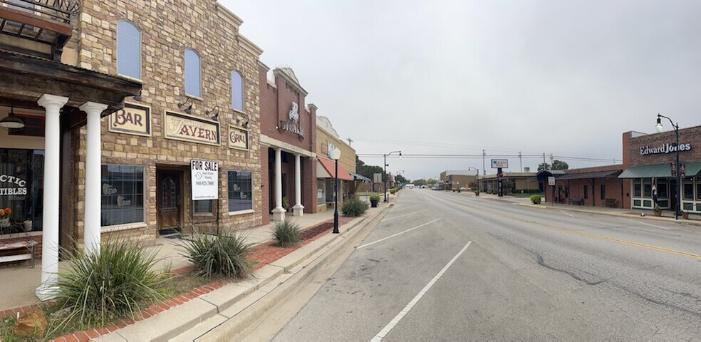 More Photos Of 204 Clay St, Nocona Restaurant For Lease