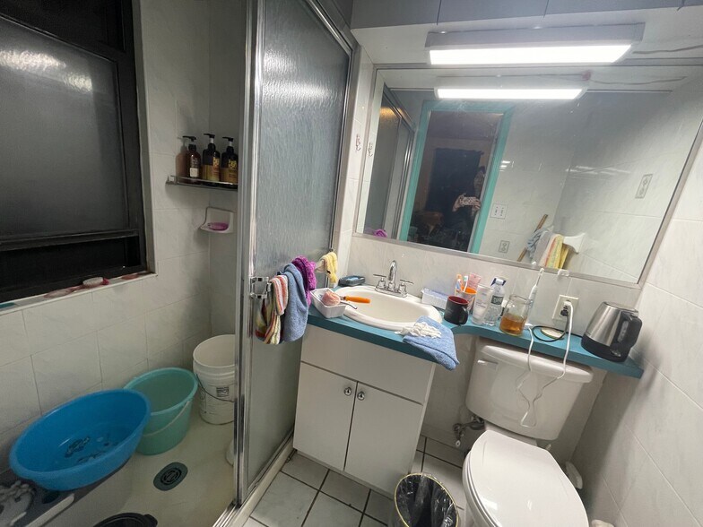 More Photos Of 3152 137th St, Flushing Storefront Retail Residential For Sale