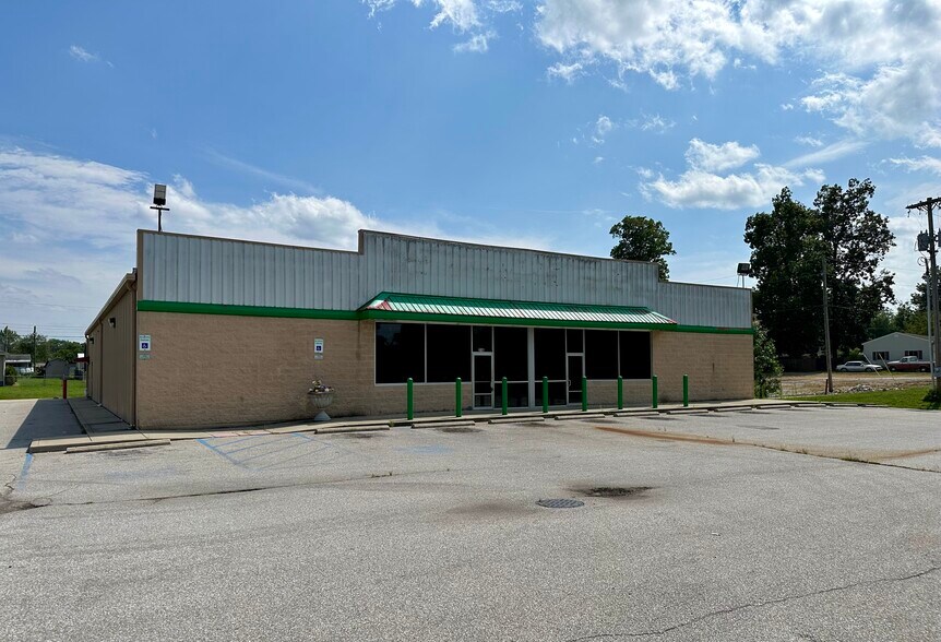 More Photos Of 216 Colonels Way W, Henryville Freestanding For Sale