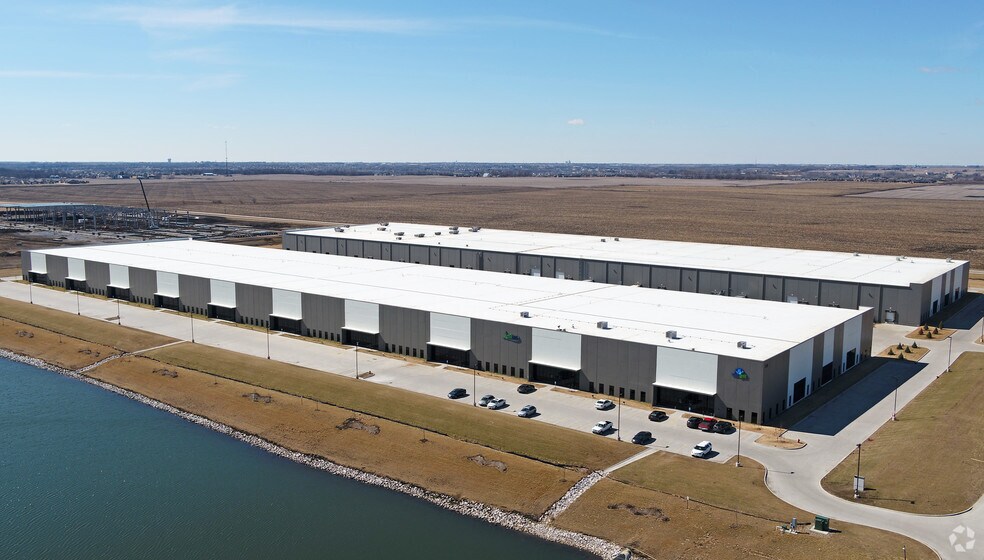 More Photos Of 200 SE 37th St, Grimes Distribution For Lease